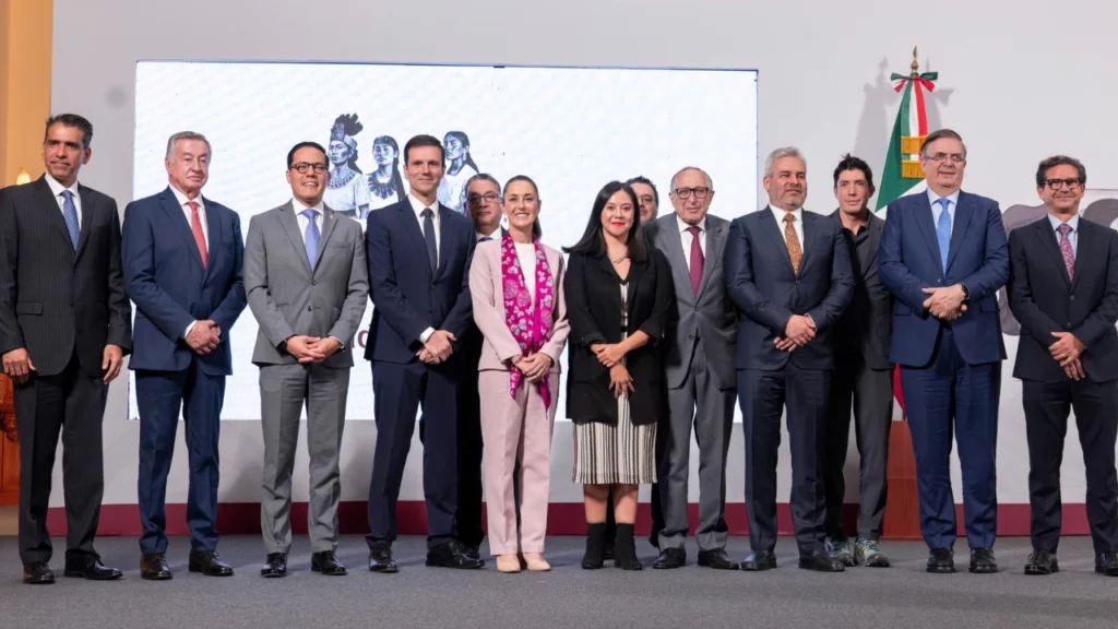 Empresarios y autoridades federales en el anuncio de inversión