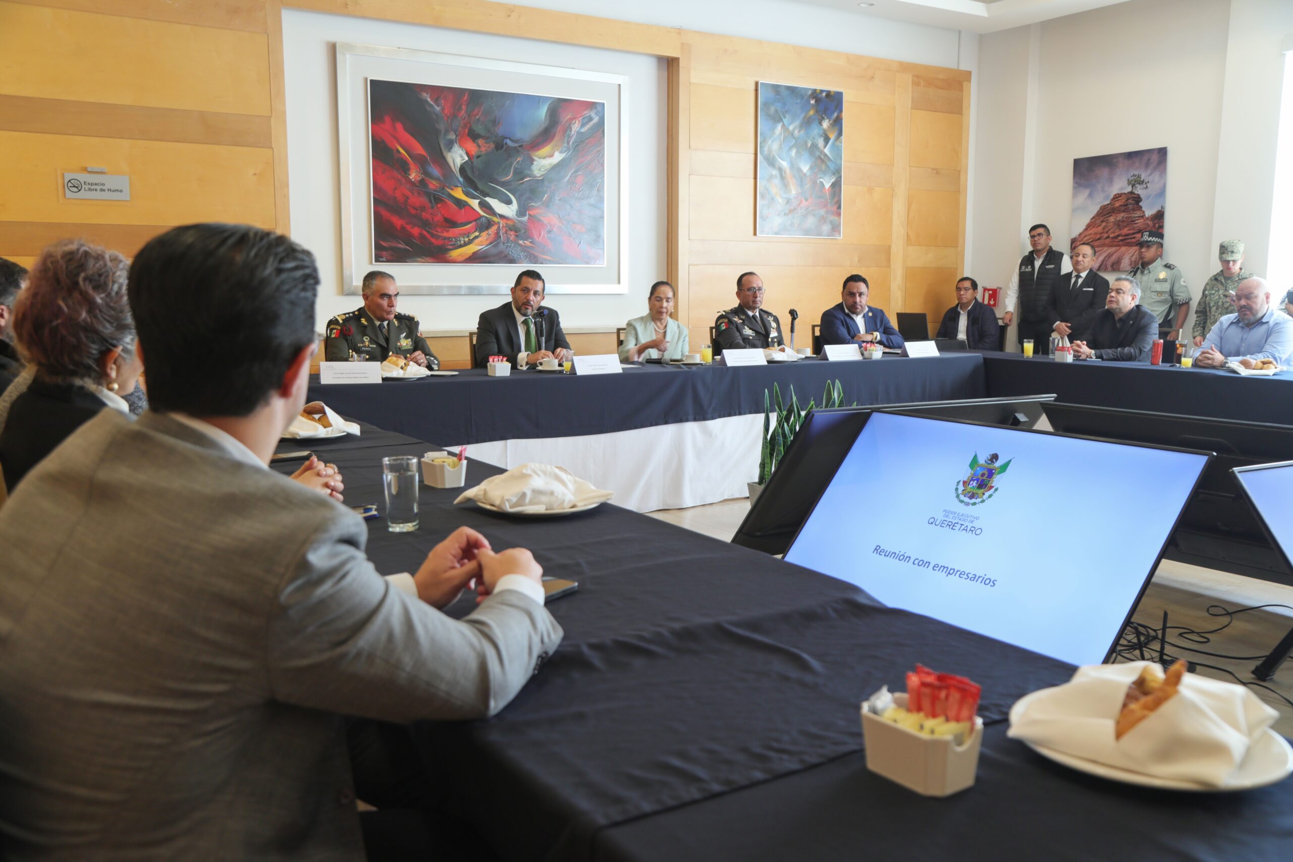 Encuentro con autoridades gubernamentales y empresarios