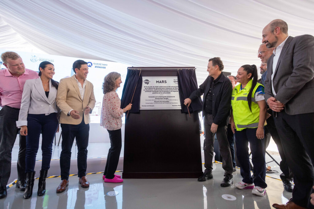 Develación de laplaca por parte de directivos y autoridades estatales