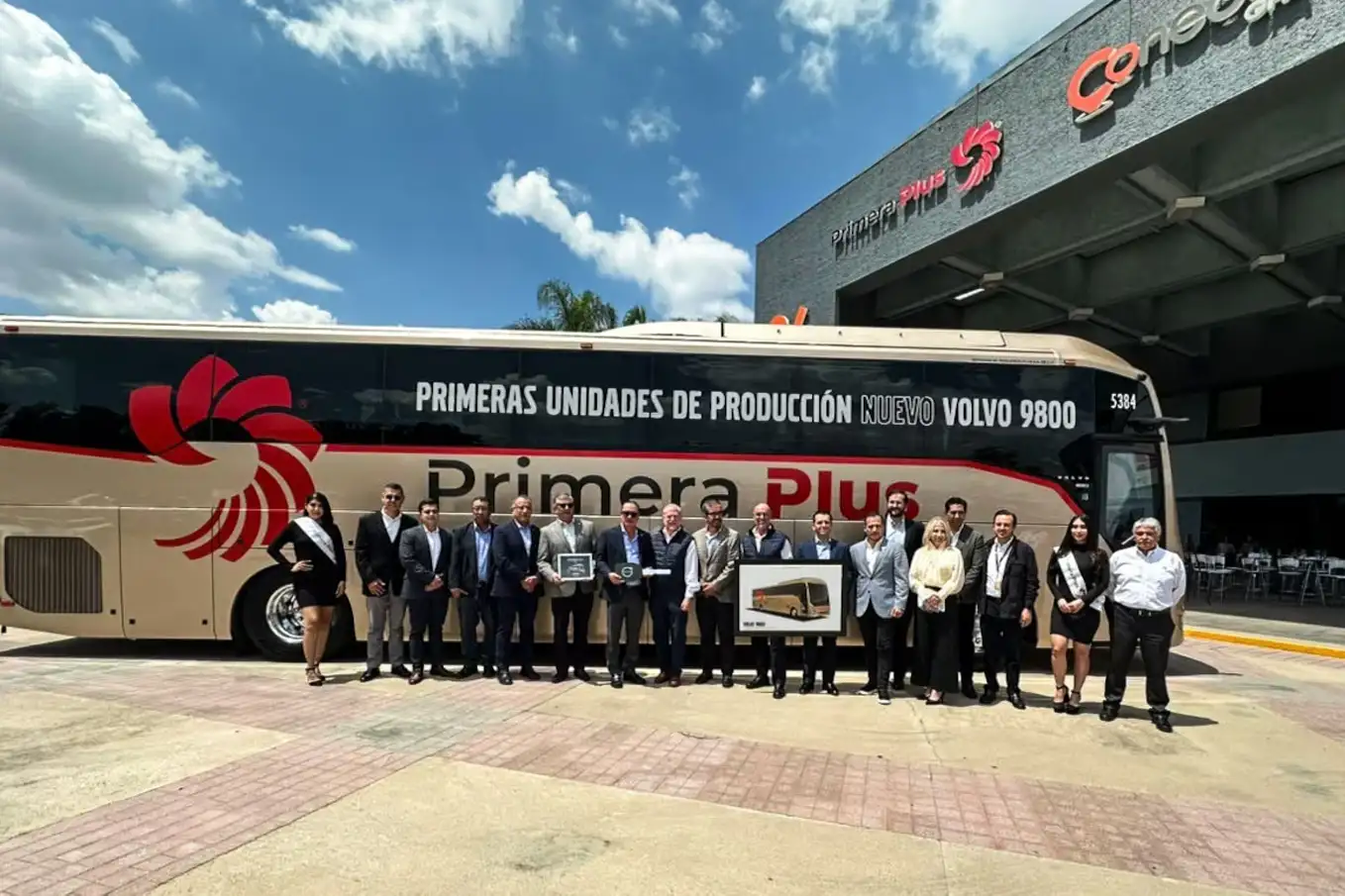 Volvo produce en México nueva generación del autobús 9800